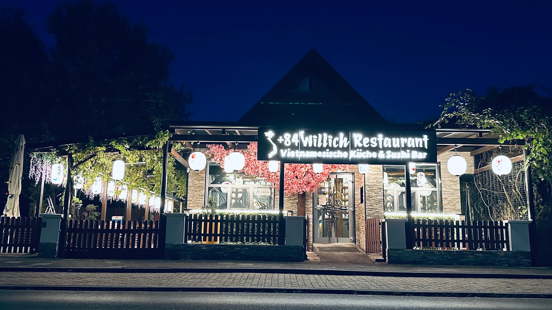 +84 Willich Restaurant bei Nacht